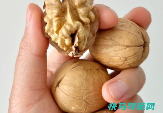 剥核桃皮手黑洗干净？核桃有哈喇味还能吃吗